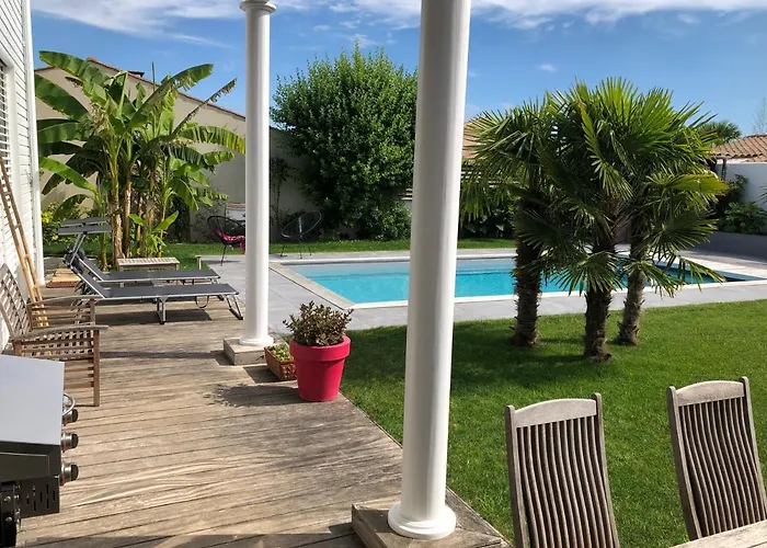 Maison M, chambre privée accès jardin piscine et jacuzzi près de La Rochelle