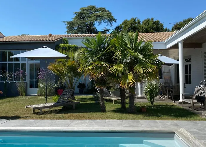 Maison M, chambre privée accès jardin piscine et jacuzzi près de La Rochelle